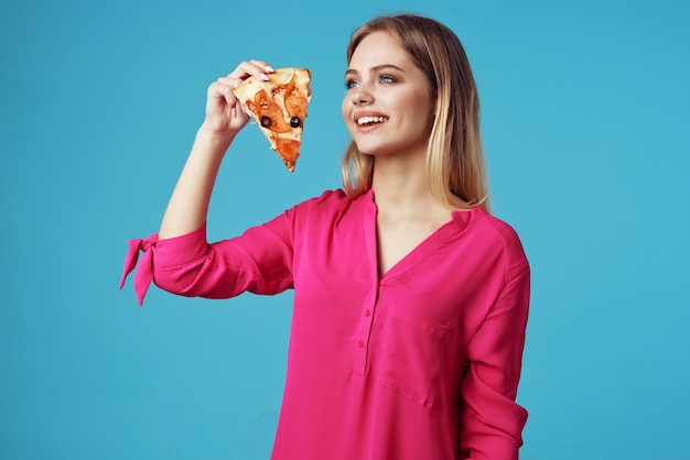 Vrouw in een roze shirt met pizza in haar handen junkfood close-up