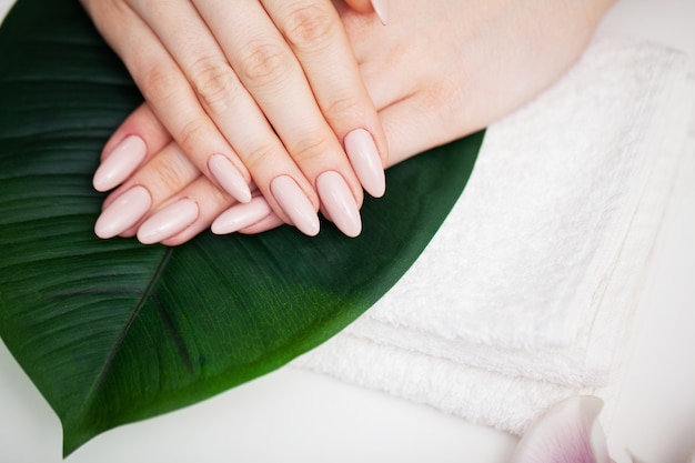 Vrouw in een schoonheidsstudio die een nieuwe manicure doet