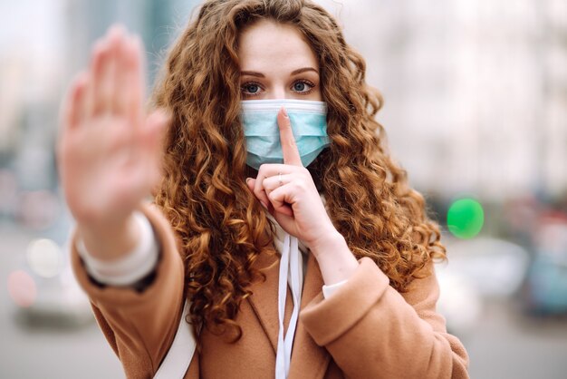 Vrouw in een steriel medisch masker op haar gezicht