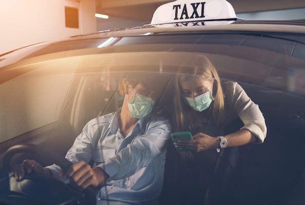 vrouw in een taxi die adres op telefoon toont