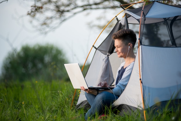 vrouw in een tent buitenshuis