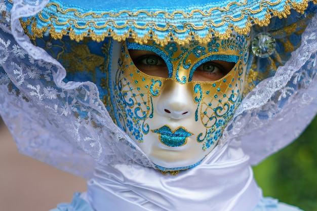 Vrouw in een venetiaans masker en een mooie carnaval jurk