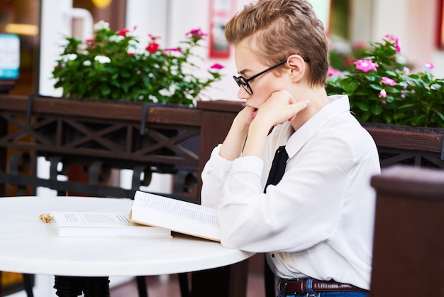 Vrouw in een zomercafé op straat vakantie in de stad zomer communicatie