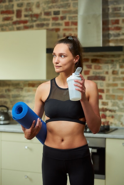 Vrouw in een zwarte training strakke top