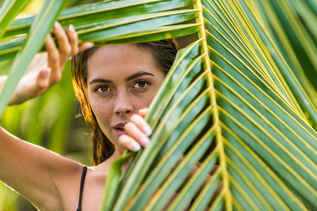 Vrouw in een zwembad in bali