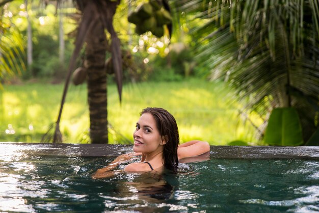 Vrouw in een zwembad in Bali