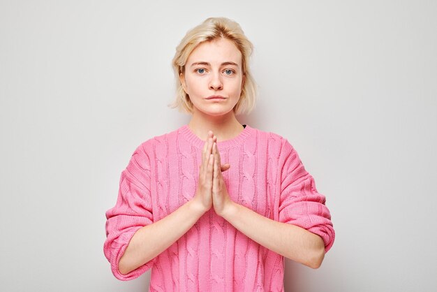 Foto vrouw in gebed poseert met de handen een gebaar van dankbaarheid en dankzegging