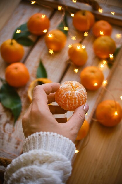 Foto vrouw in gebreide trui maakt kerstcompositie voor feestelijke stemming