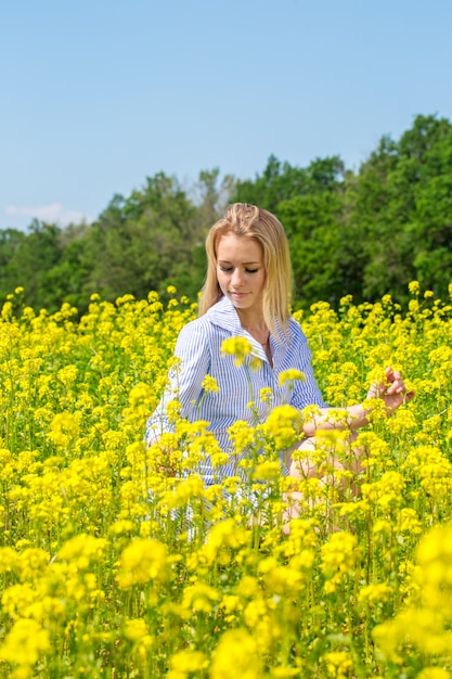 Vrouw in gele bloemen