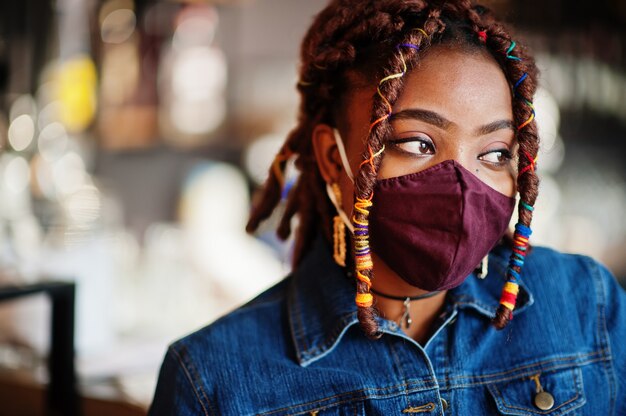 Vrouw in gezichtsmasker in café