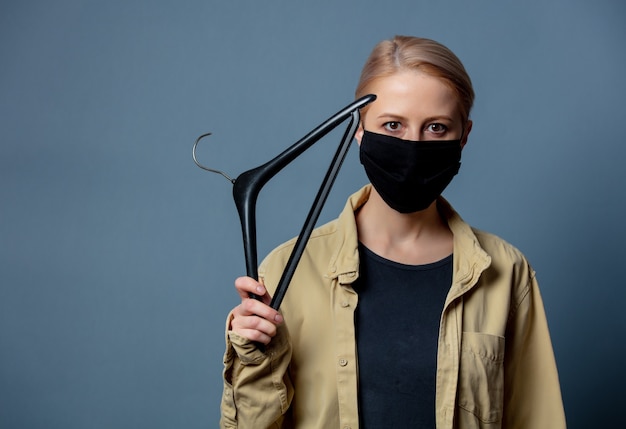 Vrouw in gezichtsmasker met hanger, van vrouwelijk protest in Polen