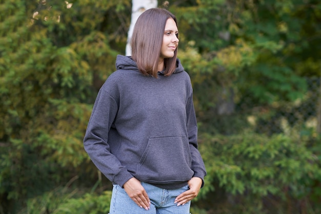 Vrouw in grijze hoodie. Hoge kwaliteit foto.