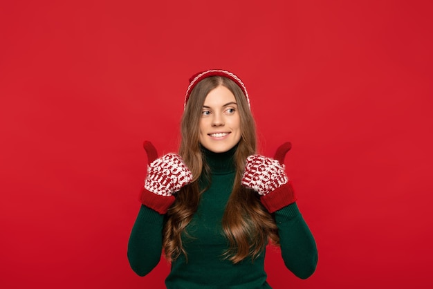 Foto vrouw in groene trui duimen opdagen