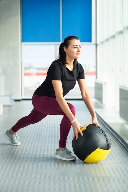 Vrouw in gymnastiek het ontspannen met geneeskundebal