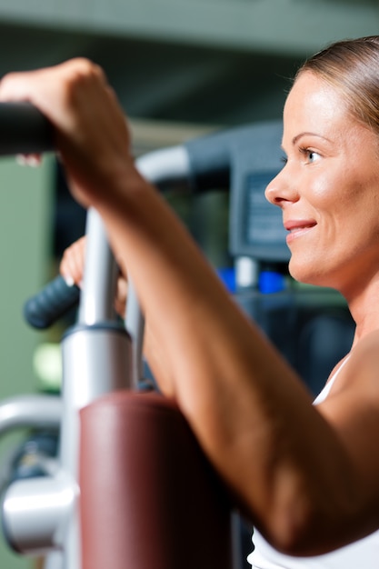 Vrouw in gymnastiek op machine