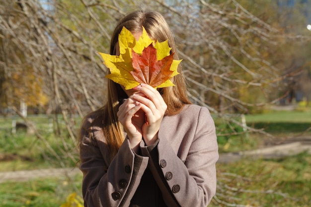 Foto vrouw in herfst park