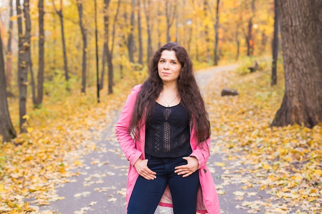 Vrouw in herfst park