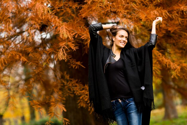 Vrouw in herfst park