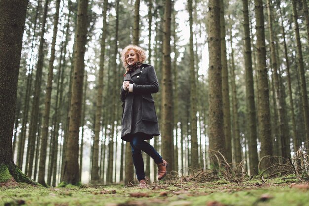 Foto vrouw in het bos.