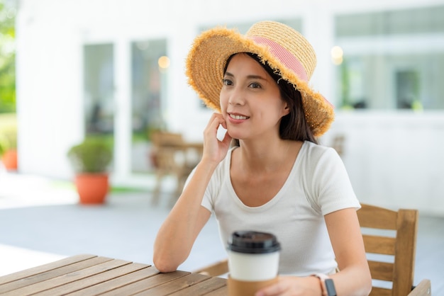 Vrouw in het café buiten.