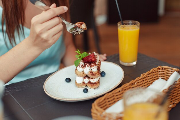 Vrouw in het café zit aan een tafel