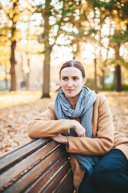 Vrouw in het de herfstpark