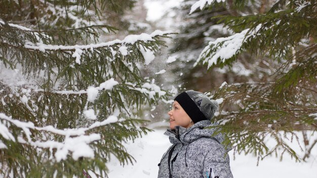 Vrouw in het de winterbos