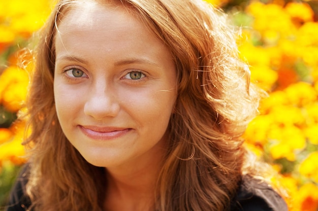 Vrouw in het gele veld