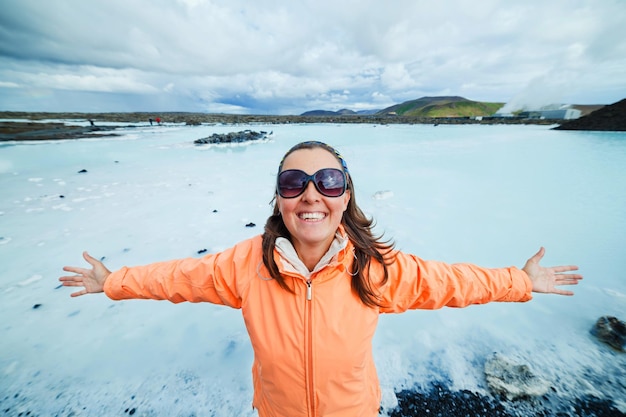 Vrouw in het geothermische bad van de blauwe lagune