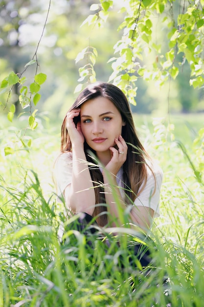 Vrouw in het gras