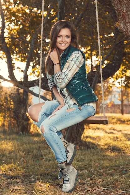 Vrouw in het park bij zonnige de herfstdag