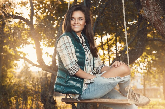 Vrouw in het park bij zonnige de herfstdag