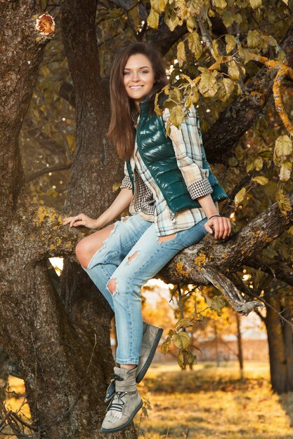 Vrouw in het park bij zonnige de herfstdag