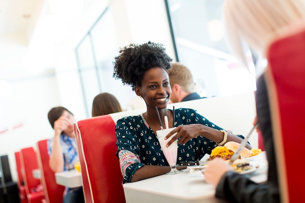 Vrouw in het restaurant