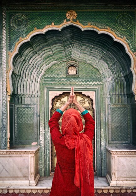 Vrouw in het rood in India