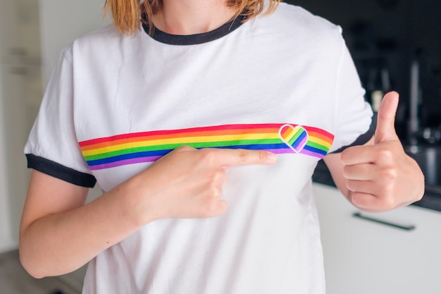 Vrouw in het t-shirt met lgbt-logo toont zoals homo- en lesbische rechten concept tolerantie van de samenleving