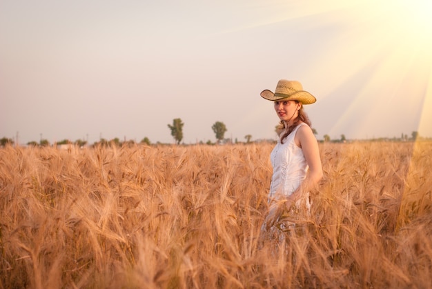 Vrouw in het tarweveld, boer met gewas