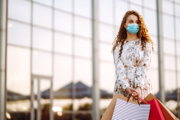 Vrouw in het winkelen. Jong meisje met beschermend steriel medisch masker op haar gezicht.