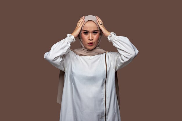 Vrouw in hijab met hoofd met verwarde, duizelige, bezorgde uitdrukking