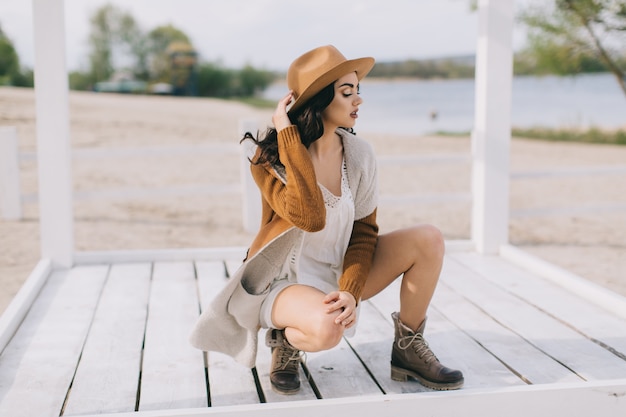 Vrouw in jas op houten vloer