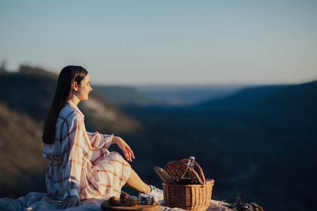 vrouw in jurk is aan het picknicken