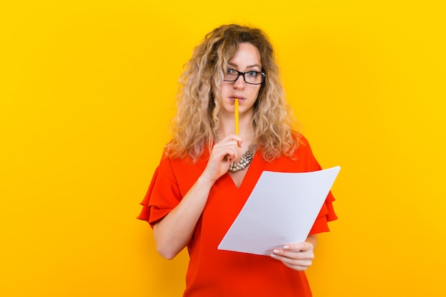 Vrouw in jurk met blanco papier en potlood