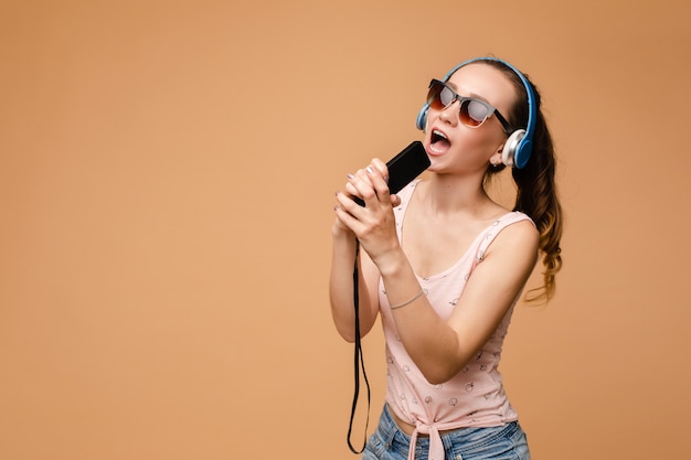 Vrouw in koptelefoon luisteren naar muziek en zingen