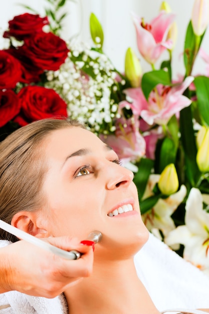 Foto vrouw in kosmetische salon die gezichts ontvangt