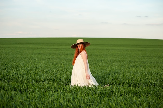 Vrouw in lange witte jurk buiten