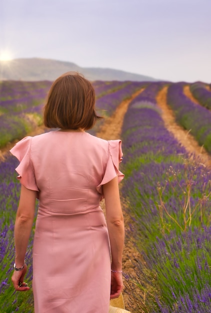 Vrouw in lavandula.