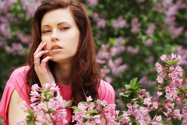 Vrouw in Lentebloemen