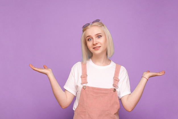 Vrouw in lichte vrijetijdskleding staat glimlachend en hand in hand aan de zijkant