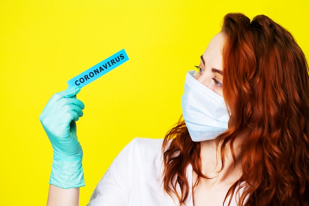 Vrouw in masker en beschermende handschoenen die inschrijving houden