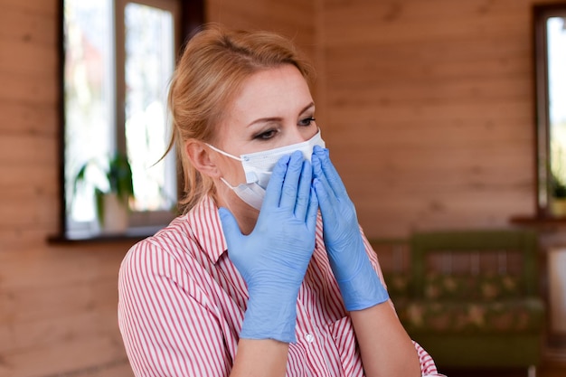 vrouw in medisch beschermend huis eerste symptomen van het coronavirus